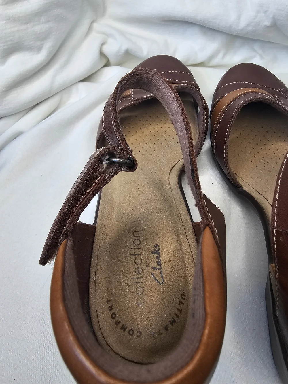 Clarks Emily Daisy Heels Two-tone Dark Tan Leather Design Low Heel Ankle Strap